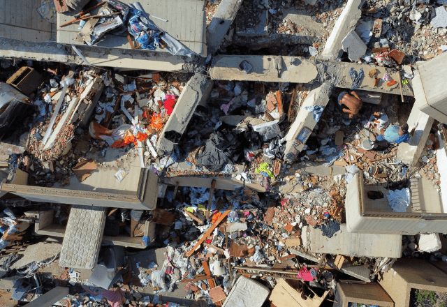 Pessoas sobre escombros em La Guaira após os terremotos que atingiram a Venezuela em 24 de junho | Foto: Leonardo Fernandez Viloria/Reuters - 08.07.2026