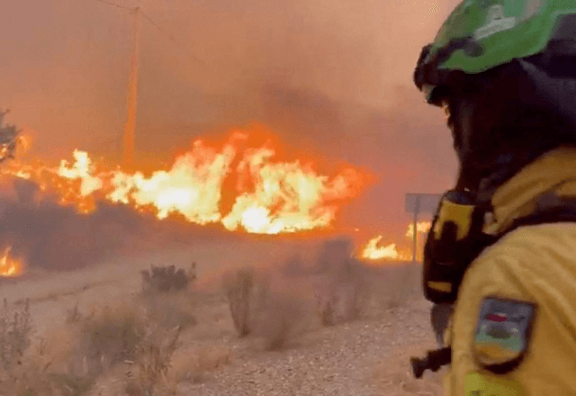 Socorrista observa incêndio florestal em Almería, na Espanha | Foto: Divulgação via Reuters - 10.07.2026