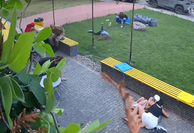 
      VÍDEO: ucranianos se protegem de bombardeio em cafeteria
    
