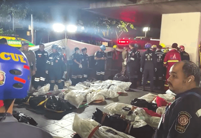 Corpos em sacos funerários após incêndio em pub em Bangkok, na Tailândia | Foto: Reuters - 12.07.2026