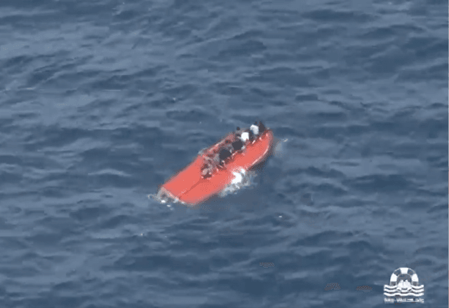 Migrantes que tentavam atravessar da África para a Europa se agarram a barco após embarcação virar perto da costa da Itália | Foto: Reprodução/X/@seawatch_intl - 05.04.2026