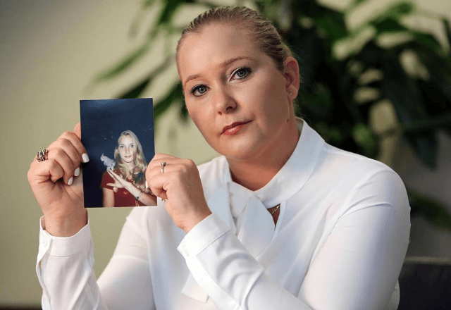 Virgínia Giuffre, vítima do bilionário Jeffrey Epstein, segura foto dela mesma anos mais jovem | Foto: Wikipédia