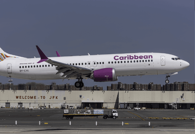 Avião da Caribbean Airlines prestes a decolar no Aeroporto John F. Kennedy, em Nova York | Foto: Wikipédia - 11.09.2022