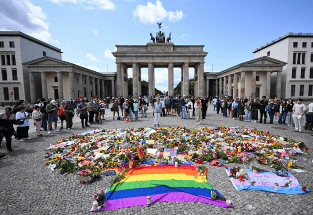 Um memorial improvisado no Portão de Brandemburgo após um ataque extremista durante a Parada do Orgulho LBTQIA+ em Berlim, que deixou uma pessoa morta e outras 29 feridas | Foto: Annegret Hilse/Reuters - 27.07.2026