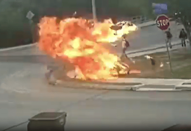 Explosão de motocicleta arremessa condutor de veículo ao fogo em San Antonio, no Texas (EUA) | Foto: Reprodução/Redes sociais 