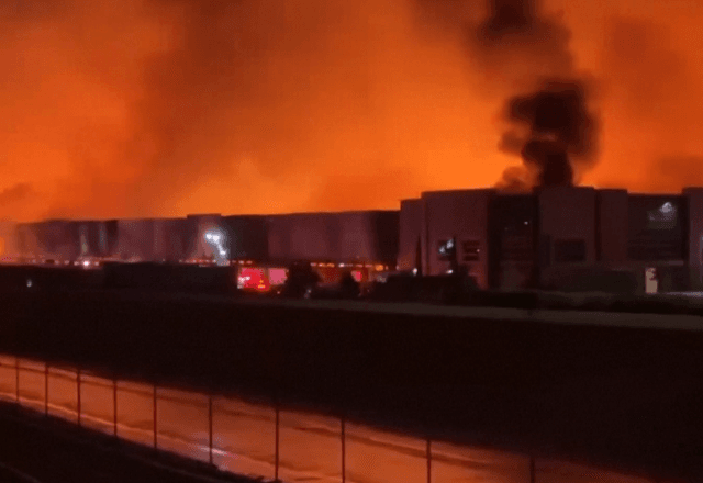 Incêndio de grandes proporções atinge centro de distribuição da empresa Kimberly-Clark na Califórnia (EUA) após funcionário atear fogo no local | Foto: Reuters - 09.04.2026