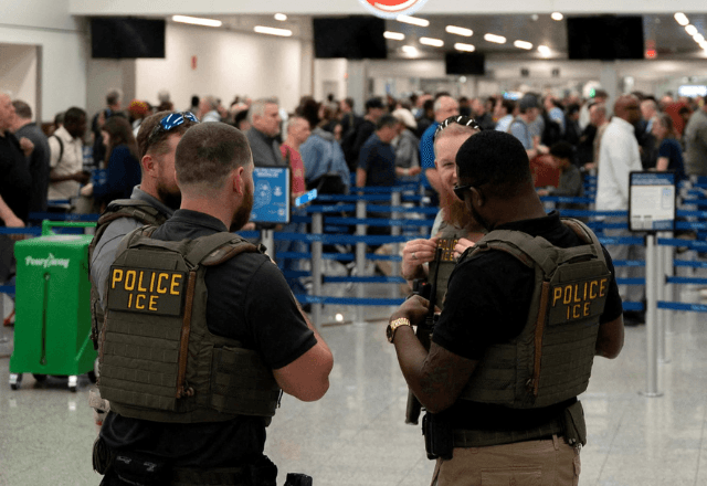 Agentes do ICE, o Serviço de Imigração dos EUA, em aeroporto de Atlanta | Foto: Alyssa Pointer/Reuters - 23.03.2026
