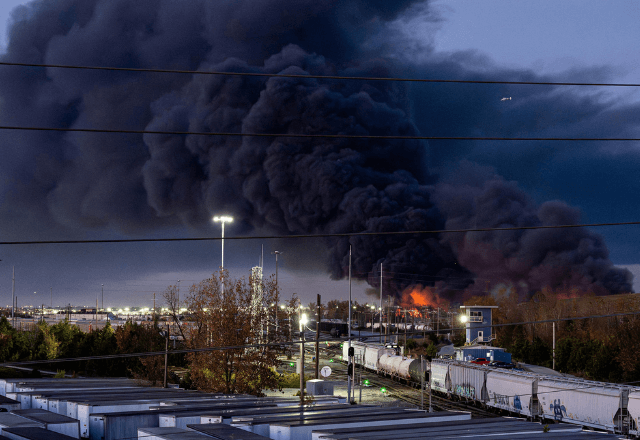 Queda de avião de carga em Louisville, no Kentucky (EUA), faz levantar espessa coluna de fumaça | Foto: Jeff Faughender/USA Today Network via Reuters - 04.11.2025