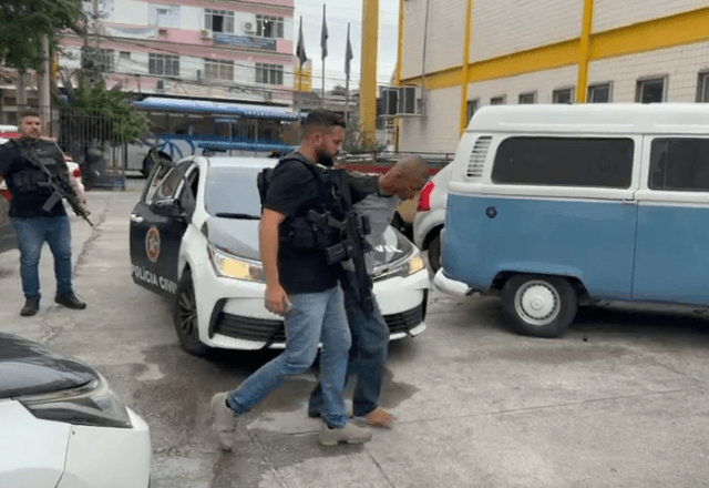 Homem, identificado apenas como Joel, é preso em flagrante por agentes da 39ªDP (Pavuna), suspeito de homicídio qualificado | Foto: SBT Rio - 07.11.2025