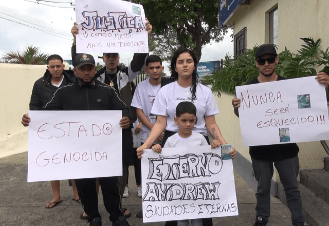 Amigos e familiares de Andrew Andrade do Amor Divino, morto com um tiro de fuzil na cabeça durante suposta abordagem policial, pedem justiça durante o enterro dele | Foto: SBT - 09.11.2025