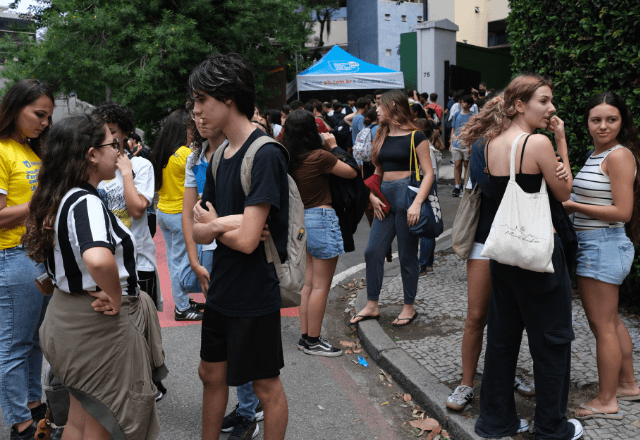 Alunos do 3º ano da rede pública terão inscrição automática no Enem Alunos do 3º ano da rede pública terão inscrição automática no Enem