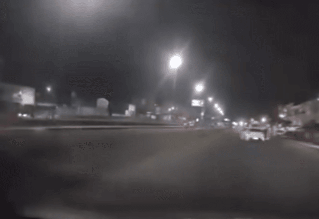 Assaltantes cercam e atiram em carro de motorista de aplicativo no RJ