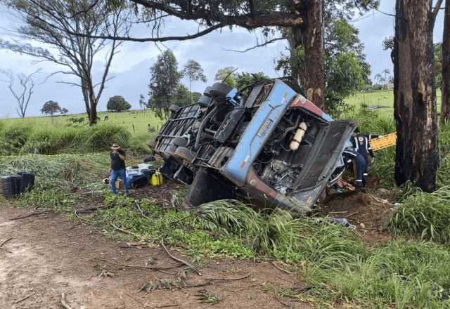Ônibus capota na BR-365, na altura de Patos de Minas | Foto: Divulgação/Corpo de Bombeiros - 06.01.2025