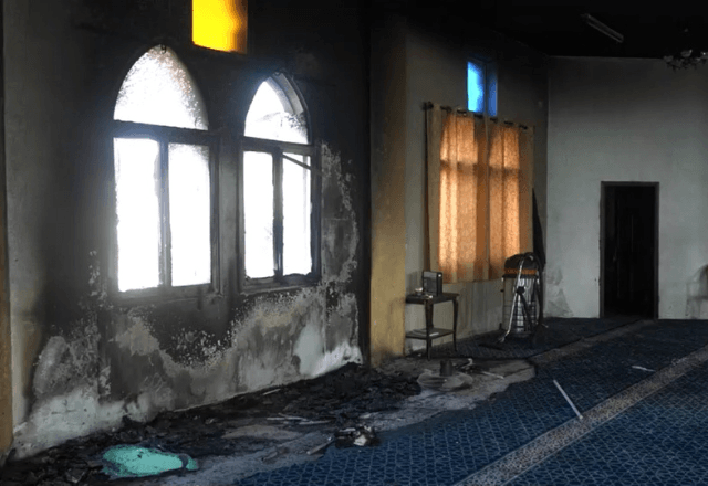 Colonos israelenses extremistas incendeiam mesquita na Cisjordânia; ataque gera preocupação internacional