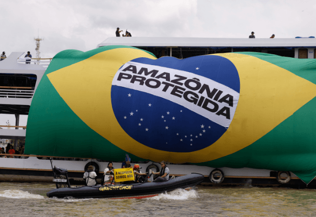 Barqueata da Cúpula dos Povos, liderada pela "Caravana da Resposta", na Baía do Guajará, em Belém, em ato pela Amazônia e pela justiça climática, durante a COP 30 | Foto: Tânia Rêgo/Agência Brasil - 12.11.2025