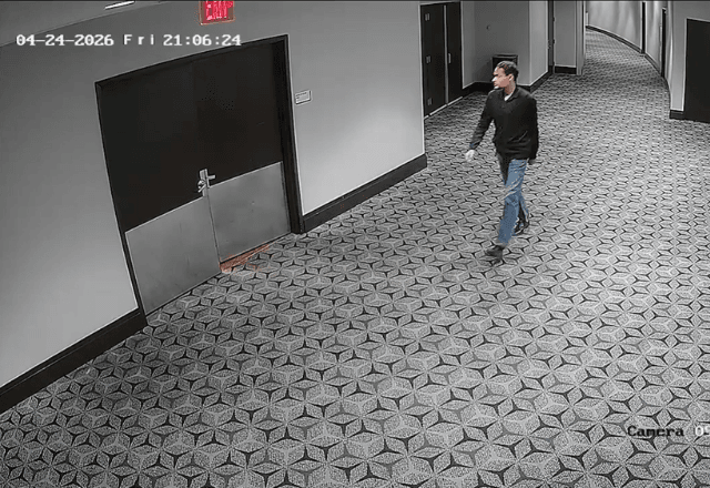 Cole Tomas Allen, suspeito de planejar atentado contra o presidente dos EUA, Donald Trump, é visto caminhando pelos corredores de hotel em Washington onde republicano participava de jantar | Foto: Reprodução/X/@@USAttyPirro - 30.04.2026