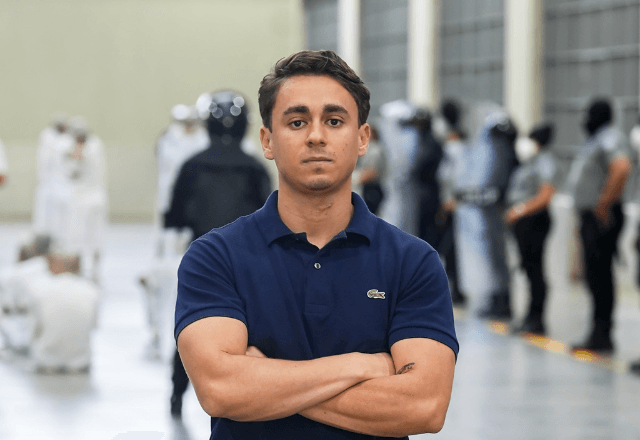 Deputado federal Nikolas Ferreira (PL-MG) visita o Centro de Confinamento do Terrorismo (CECOT), prisão de segurança máxima localizada em Tecoluca, San Vicente, El Salvador | Foto: Reprodução/X/@@nikolas_dm - 18.11.2025