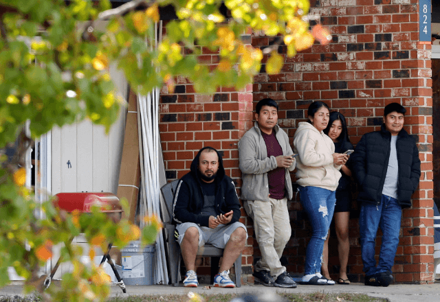 Moradores de uma comunidade latina após uma operação de autoridades federais de imigração em Raleigh, na Carolina do Norte (EUA) | Foto: Jonathan Drake/Reuters - 18.11.2025