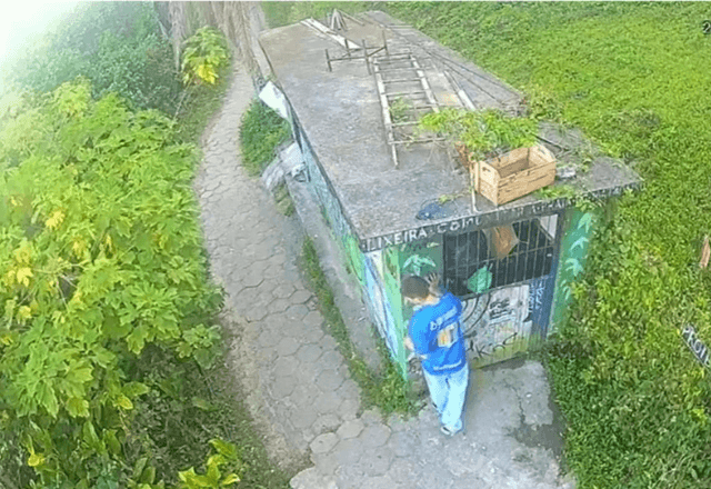 Câmeras de segurança mostram Giovane Mayer, assassino confesso de Catarina Kasten, em trilha na praia do Matadeiro antes de cometer o crime | Foto: Divulgação/PMSC