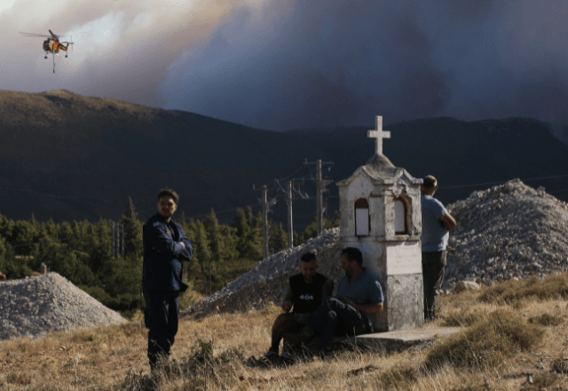 Colisao De Helicopteros De Combate Ao Fogo Mata 2 Na Grecia