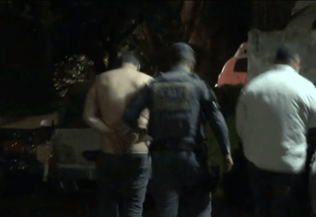 Polícia prende em flagrante suspeito de desferir cinco golpes de faca contra ex-esposa, tentar incendiar a casa dela e fugir com os três filhos do casal na sequência | Foto: Reprodução/SBT Notícias - 17.09.2026