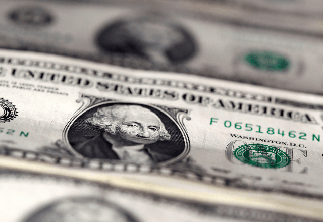 Dólar fecha em leve baixa apesar de reação ao Bolsa Família Dólar fecha em leve baixa apesar de reação ao Bolsa Família