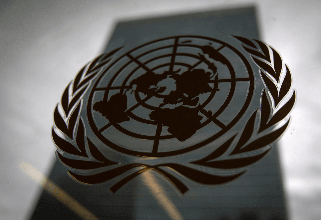 Logotipo da ONU no prédio da sede das Nações Unidas no bairro de Manhattan, em Nova York | Foto: Carlo Allegri/Reuters - 15.08.2014