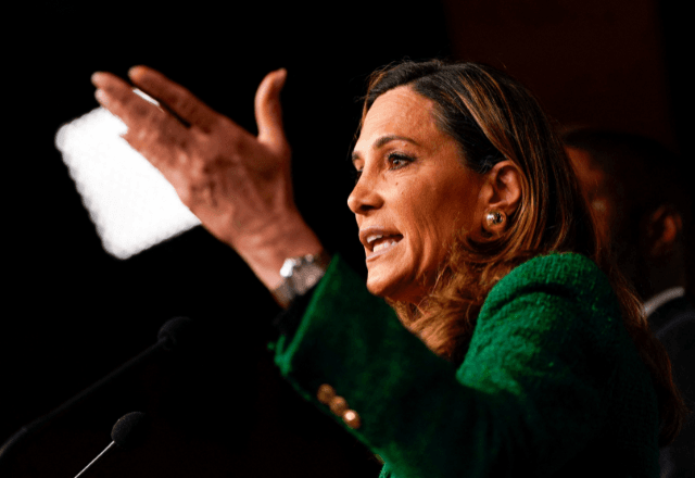 Deputada republicana Maria Elvira Salazar fala durante uma coletiva de imprensa no Capitólio dos EUA, em Washington | Foto: Elizabeth Frantz/Reuters - 20.05.2026