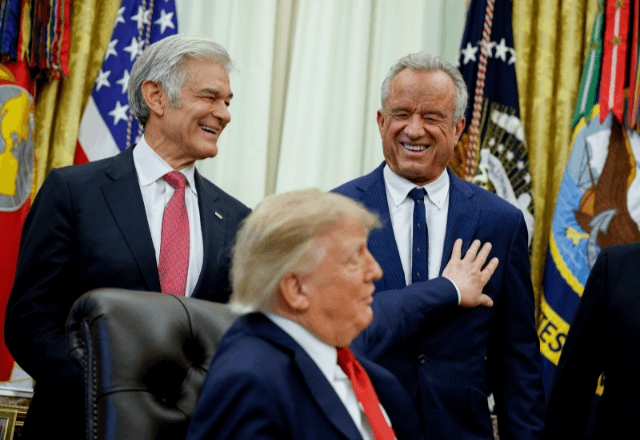 O administrador do Centro de Serviços Medicare e Medicaid, dr. Mehmet Oz, sorri enquanto Trump conversa com o secretário de Saúde, Robert F. Kennedy Jr., durante evento na Casa Branca | Foto: Evan Vucci/Reuters - 18.09.2026