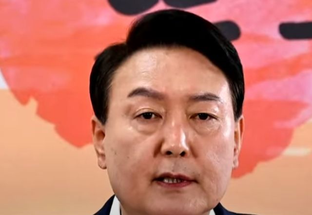 Yoon é o primeiro Presidente da Coreia do Sul preso após a imposição da Lei Marcial | Reprodução/SBT