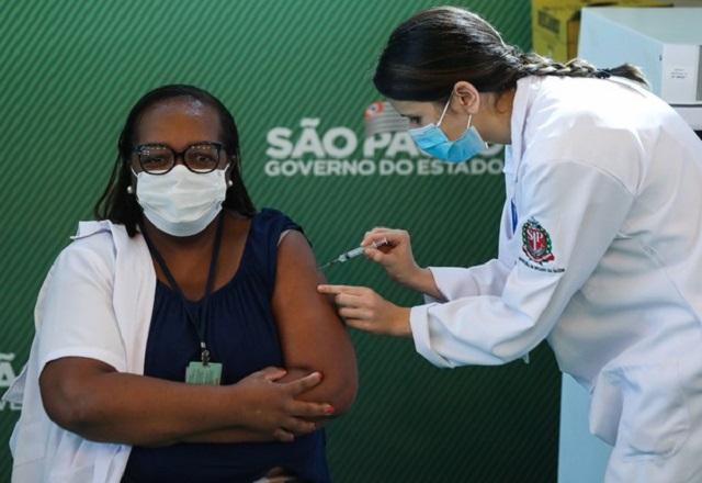 Enfermeira Mônica Calazans recebendo primeira dose da vacina contra a covid-19 (Divulgação/Coren-SC)