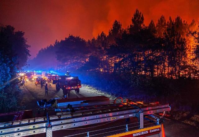 Corpo de Bombeiros de Gironda, na França, tentam conter incêndio florestal