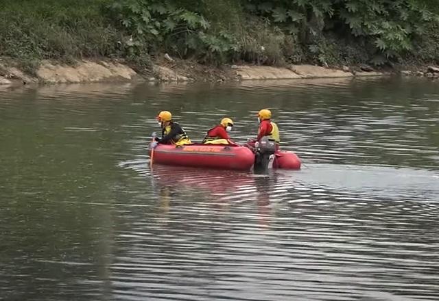 Corpo de Bombeiros em bote no rio Pinheiros (SP)