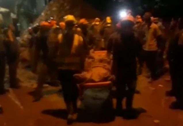 Corpo de bombeiro soterrado durante resgate é encontrado no Guarujá Corpo de bombeiro soterrado durante resgate é encontrado no Guarujá
