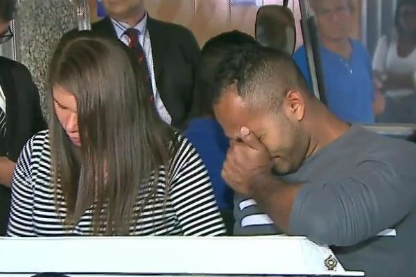 Corpo de bebê baleado ainda no útero é sepultado no Rio de Janeiro