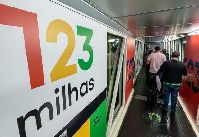 Corredor de embarque com foco na arte da empresa 123 milhas