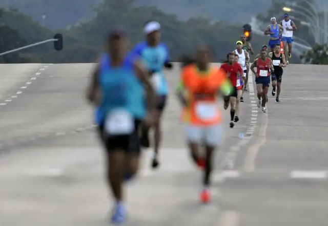 Homens participam de corrida de rua | Foto: Marcello Casal Jr/Agência Brasil
