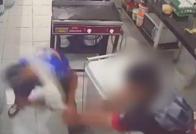 Cozinheiro agride bandido com rolo de macarrão em cozinha de pizzaria