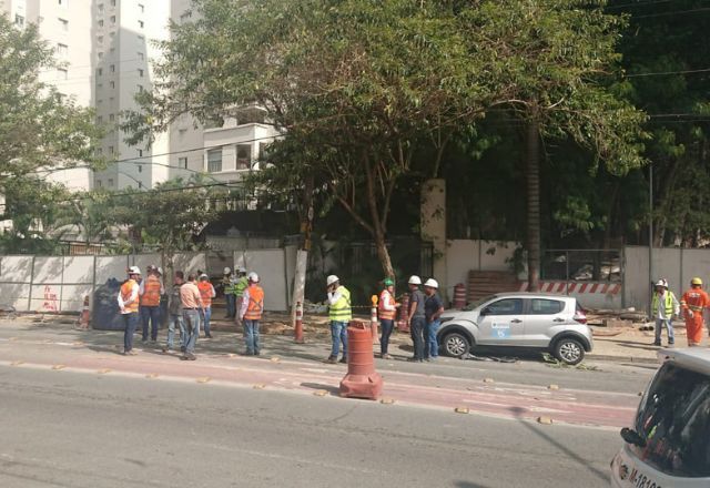 Avenida do Condomínio que teve a cratera aberta pelo Tatuzão é interditada | Reprodução/SBT