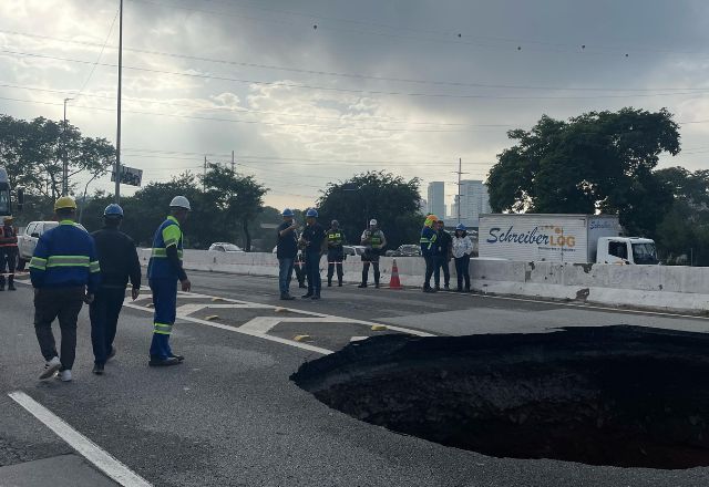 Cratera que abriu após as chuvas em São Paulo | Foto: Fernanda Trigueiro/SBT