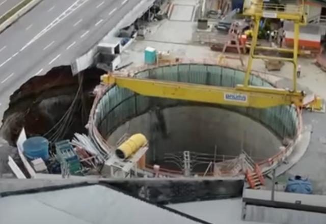 Cratera aberta em obra