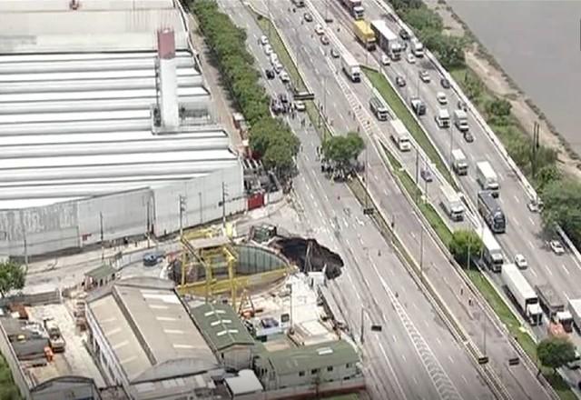 Cratera aberta na Marginal Tietê