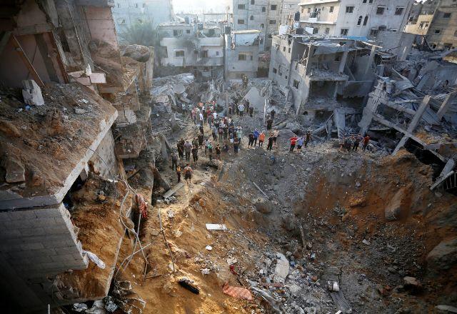 Cratera criada por míssil lançado por Israel em Gaza
