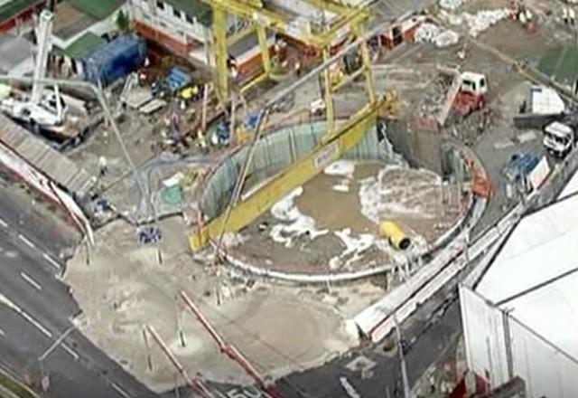 Cratera formada na marginal Tietê após acidente em obra do Metrô