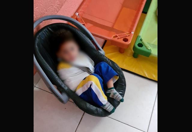 Criança amarrada em cadeirinha (Arquivo Pessoal)
