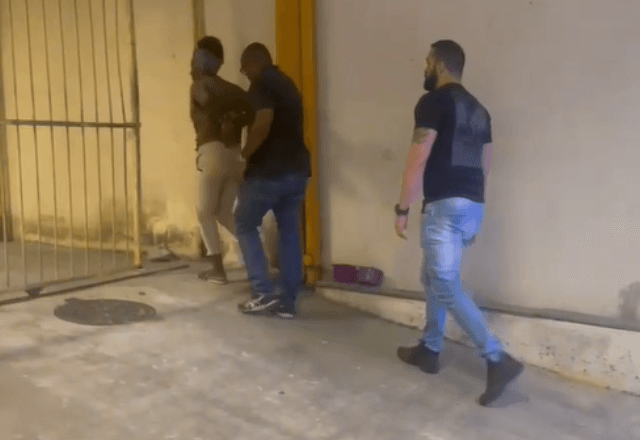 Vídeos obtidos pela equipe do SBT mostram o momento que Michele Ferreira de Souza sufoca a criança com um saco plástico | Divulgação/Polícia Civil