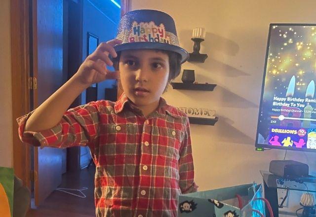 Criança comemorando seu aniversário