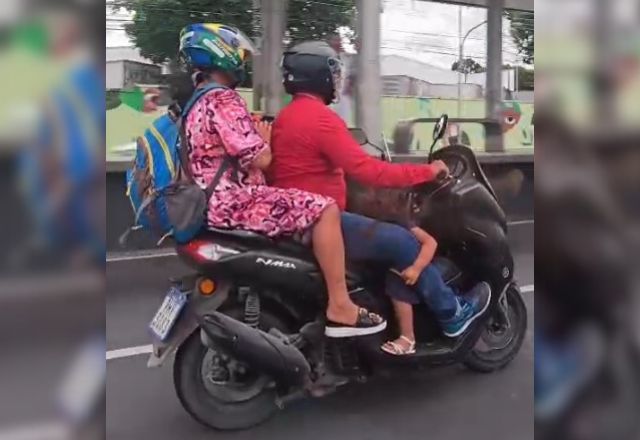Criança flagrada dormindo em moto | Foto: Reprodução