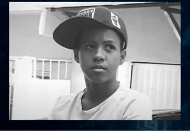 Criança negra com boné e camiseta branca