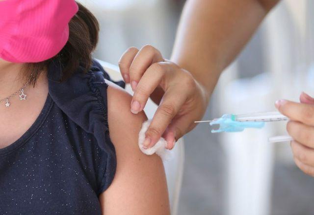 Criança toma imunizante contra covid